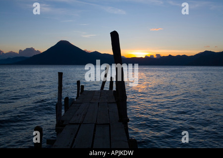 Sonnenuntergang über Lake Atitlan mit Vulkanen Atitlán und Toliman Stockfoto