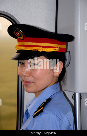 Einer der vielen wachen auf einem CRH2 EMU-high-Speed train zwischen Peking und Zhengzhou China, Asien Stockfoto