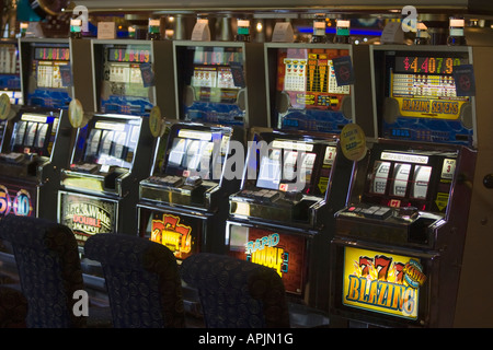 Spielautomaten im Casino an Bord der Carnival Miracle Kreuzfahrtschiff Stockfoto