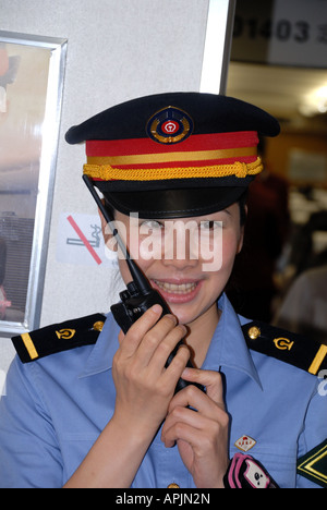 Einer der vielen wachen auf einem CRH2 EMU-high-Speed train zwischen Peking und Zhengzhou sprechen in ihrem radio Stockfoto