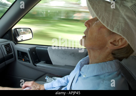 alte Frau schlafen im Auto Stockfoto