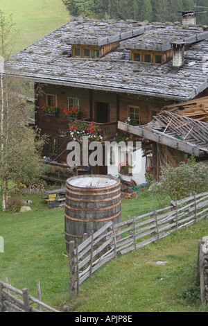 Tiroler Bauernhof und Wein Fass, Ultental, Italien Stockfoto