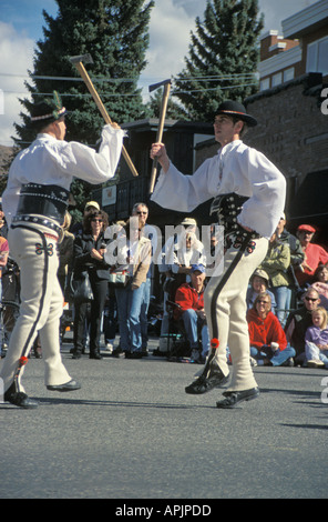 Idaho Ketchum zwei Männer in traditioneller Kleidung tanzen auf einem Festival Stockfoto