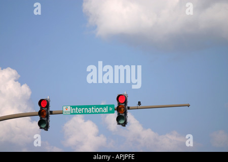 International Drive Straßenschild montiert auf Trafiic Lichter in Orlando Florida Vereinigte Staaten von Amerika Stockfoto