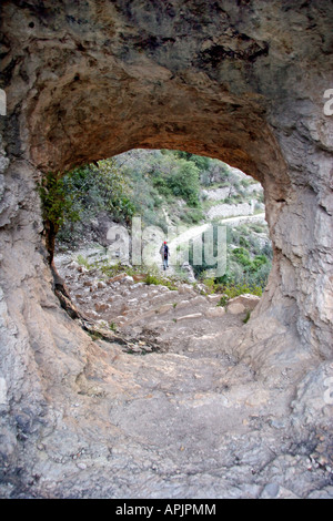 Wanderer auf einem mozarabischen Weg in Spanien absteigend Stockfoto