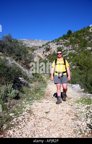 Wanderer auf einem mozarabischen Weg in Spanien absteigend Stockfoto