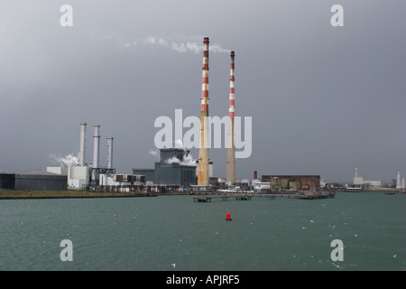 KRAFTWERK AM FLUSS LIFFEY EINGANG IN DUBLIN DOCKS REPUBLIK IRLAND GEWITTERHIMMEL Stockfoto