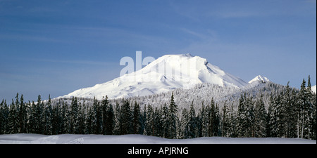 Ein Blick auf Schnee begrenzt Süden Schwestern Gipfel eines erloschenen Vulkans in der zentrale Oregon Kaskaden in der Nähe von Bend im winter Stockfoto