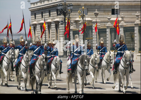 Soldaten außerhalb der Palacio Real Madrid Spanien Stockfoto