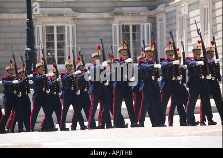 Soldaten außerhalb der Palacio Real Madrid Spanien Stockfoto