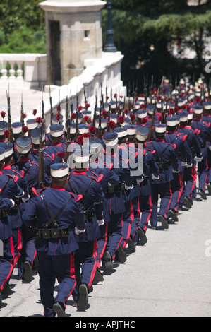 Soldaten außerhalb der Palacio Real Madrid Spanien Stockfoto