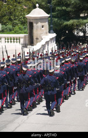 Soldaten außerhalb der Palacio Real Madrid Spanien Stockfoto