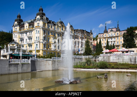 Grand Hotel Pacifik und Brunnen im Park Marianske Lazne Tschechien Stockfoto