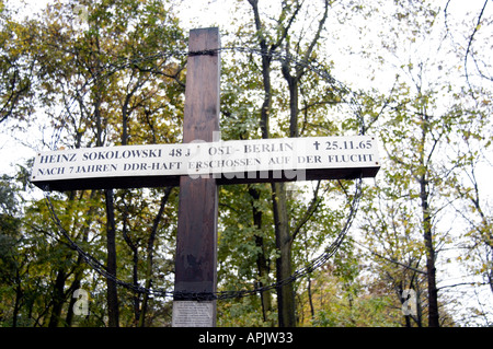 Crucifixe für die Opfer der Berliner Mauer in der Nähe von der Reichstag Parlament Deutschland Berlin Stockfoto