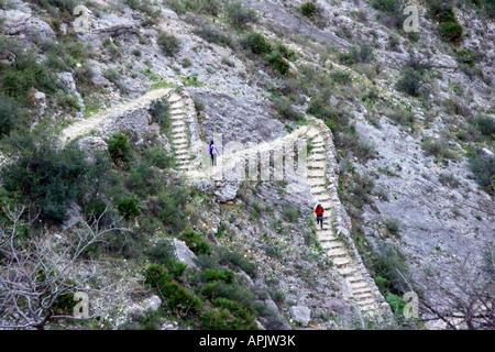 Wanderer auf einem mozarabischen Weg in Spanien absteigend Stockfoto