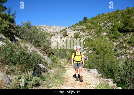 Wanderer auf einem mozarabischen Weg in Spanien absteigend Stockfoto