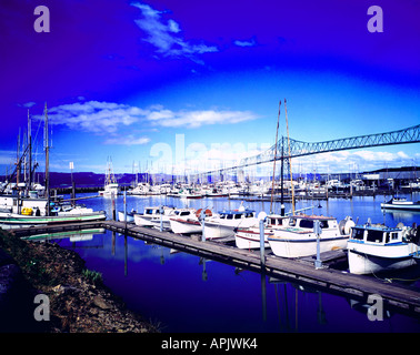 Das Astoria Megler Interstate Bridge steigt über einen kleinen Yachthafen im Astoria an der nördlichen Oregon Küste Stockfoto