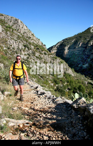 Wanderer auf einem mozarabischen Weg in Spanien absteigend Stockfoto