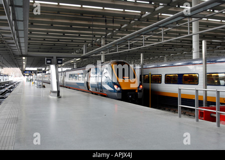 East Midlands Züge Klasse 222-Meridian bei St Pancras, aber es ist doch um es übermalt werden noch in Midland Mainline Livree St Stockfoto
