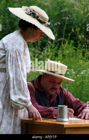 Frauen und der Punktrichter Mann diskutieren die Gäste bei einem Vintage Baseballspiel in der alten Welt Wisconsin Living Museum Stockfoto