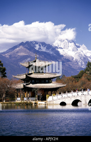 Black Dragon Pool Park, Lijiang, mit Jade Drachen Schnee-Berge in der Ferne. Stockfoto