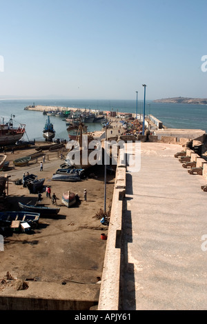 Weitwinkeleinstellung von der Skala über den Hafen zeigen Meer Wehrmauer mit Angelboote/Fischerboote vertäut am Kai Stockfoto