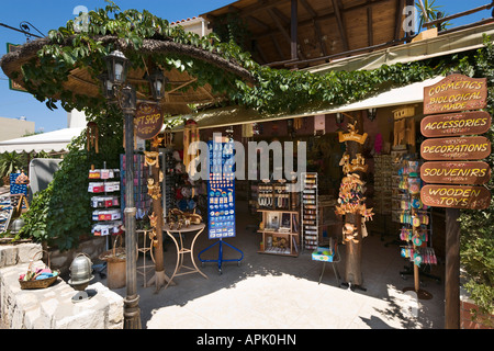 Laden im Dorf Zentrum, Koutouloufari, in der Nähe von Hersonissos, Kreta, Griechenland Stockfoto