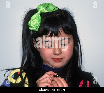 Mädchen 8 Jahre alt bewundert einen ring Stockfoto