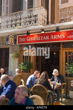 Gibraltar Diners auf Street außerhalb der Gibraltar Arme englische Pub Stil Stockfoto