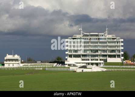 Die alten und neuen Tribünen in Epsom Racecourse. Stockfoto