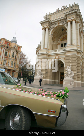 Amerikanische Hochzeitsauto außerhalb der Oper und Ballett, Teatralnaja Platz, Odessa, Ukraine. Stockfoto