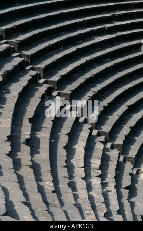 Sitzgelegenheiten im römischen Amphitheater in Bosra, Syrien. Stockfoto