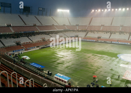 Blick auf Sanchez Pizjuan Stadion, FC Sevilla unter einem starken Regenguss angehören Stockfoto