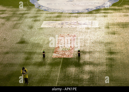 Blick auf Sanchez Pizjuan Stadion, FC Sevilla unter einem starken Regenguss angehören Stockfoto