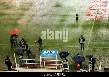 Blick auf Sanchez Pizjuan Stadion, FC Sevilla unter einem starken Regenguss angehören Stockfoto