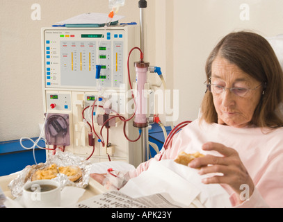 Weibliche Patienten Dialyse-Sitzung Stockfoto