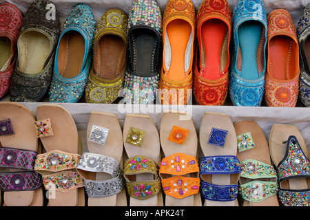 Bestickte Schuhe in Sadar Markt, Jodhpur, Rajasthan, Indien Stockfoto