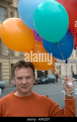 Mann mit großen Haufen Luftballons auf Straße in Sankt Petersburg Russland Stockfoto