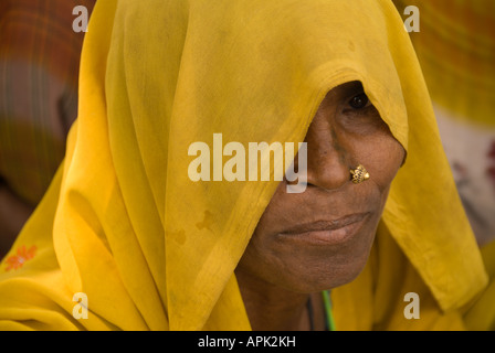 Ein Porträt von einer indischen Frau in einen gelben Sari mit einem goldenen Nasenring, Janadesh 2007 Stockfoto