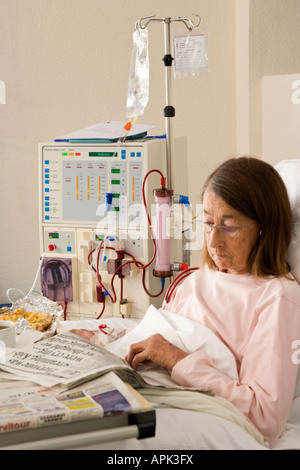 Weibliche Patienten Dialyse-Sitzung Stockfoto