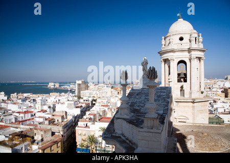 Luftaufnahme von Cadiz auf richtige der Kathedrale Glockentürme Stockfoto