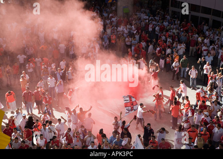Sevilla FC Young Fans feuern eine Fackel auf Straße vor einem Spiel Stockfoto
