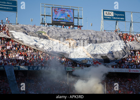 Machen eine riesige Tifo mit einem Bild des Sieges zu Beginn Lokalderby gegen Real Betis Sevilla FC-fans Stockfoto