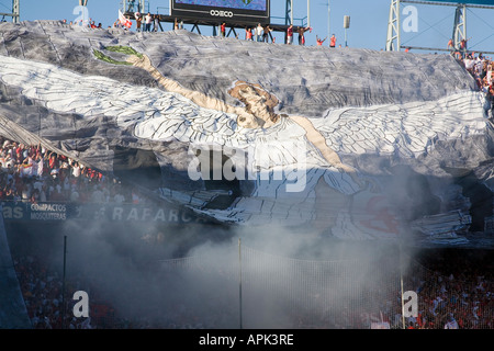 Machen eine riesige Tifo mit einem Bild des Sieges zu Beginn Lokalderby gegen Real Betis Sevilla FC-fans Stockfoto