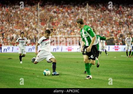 Die brasilianischen Spieler des FC Sevilla Daniel Alves rund um den Ball zu kicken Stockfoto