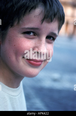Neun Jahre alter Junge mit Sommersprossen und Grübchen Lächeln Stockfoto