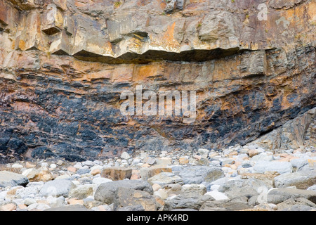 Naht der Kohle in den Klippen am Amroth in Pembrokeshire ausgesetzt Stockfoto