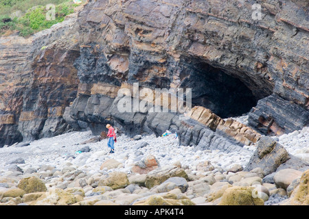 Naht der Kohle in den Klippen am Amroth in Pembrokeshire ausgesetzt Stockfoto