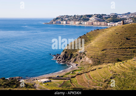 Almunecar Costa Tropical Granada Provinz Spanien Küste zwischen Almuñécar und Salobreña Almuñecar im Hintergrund Stockfoto