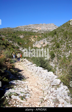 Wanderer auf einem mozarabischen Weg in Spanien absteigend Stockfoto